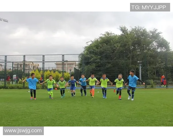 足球明星与孩子欢乐互动展现父爱温情瞬间 足球明星与孩子欢乐互动展现父爱温情瞬间